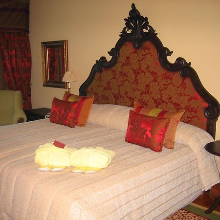 Convento Do Espinheiro, Historic Hotel & Spa Эвора Номер фото A bedroom at the Taj Mahal Palace