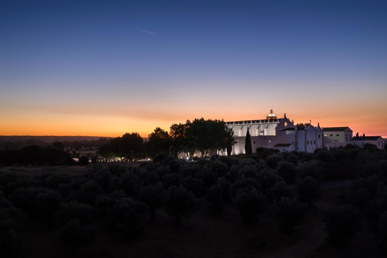 Convento Do Espinheiro, Historic Hotel & Spa Эвора Экстерьер фото The monastery at night