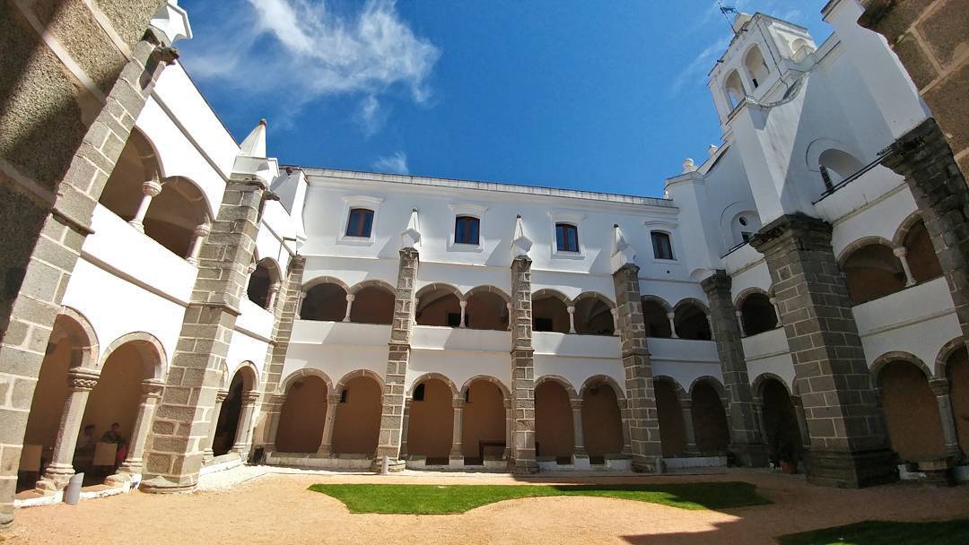 Convento Do Espinheiro, Historic Hotel & Spa Эвора Экстерьер фото Cloister of the monastery