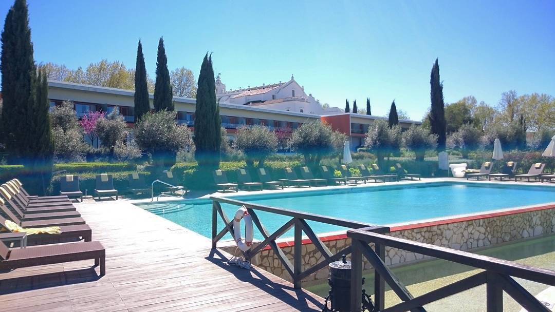 Convento Do Espinheiro, Historic Hotel & Spa Эвора Экстерьер фото The swimming pool at the hotel