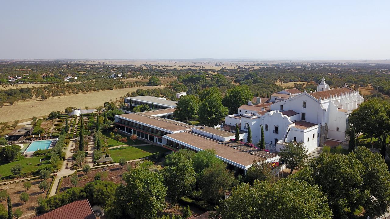 Convento Do Espinheiro, Historic Hotel & Spa Эвора Экстерьер фото View of the hotel from the tower of the church of the village of Alqueidão da Serra