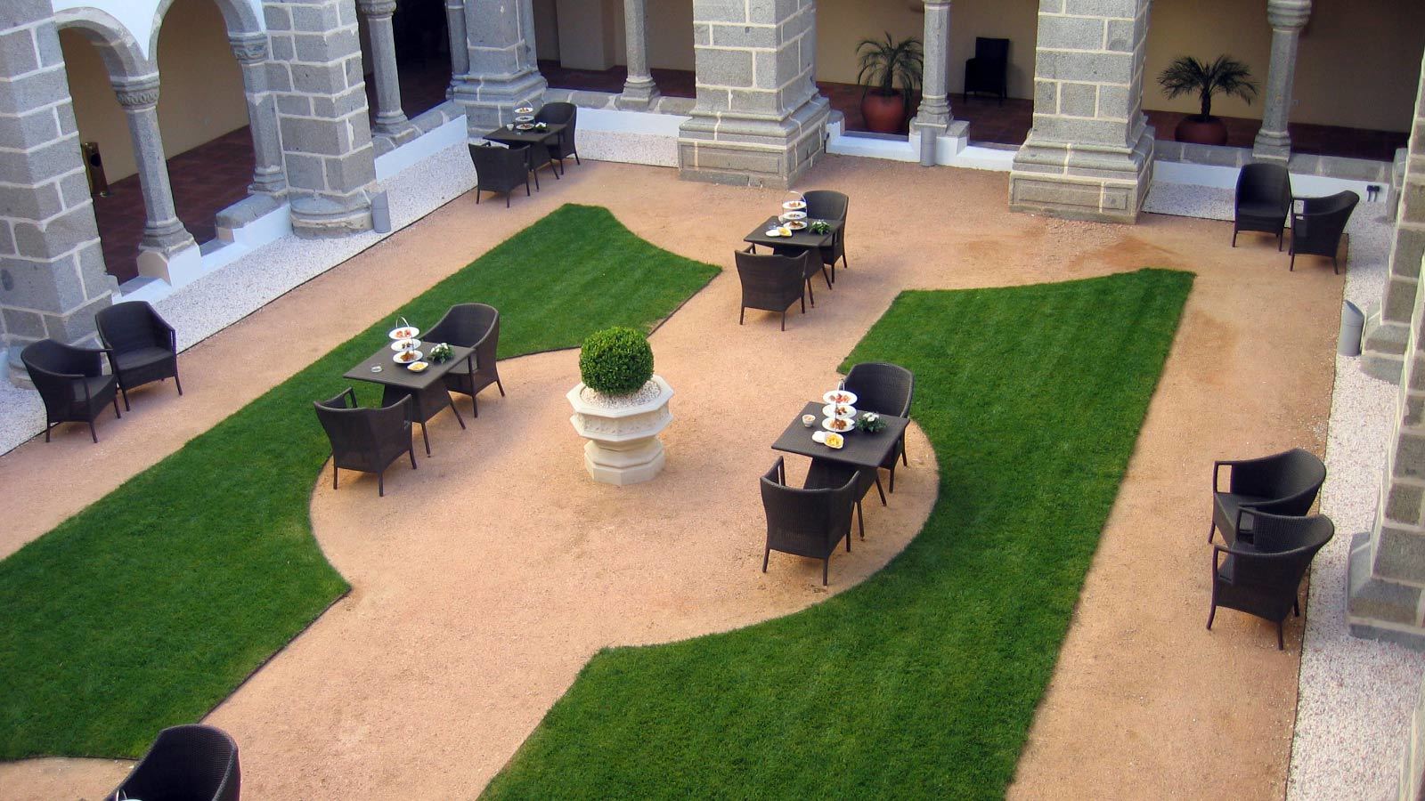 Convento Do Espinheiro, Historic Hotel & Spa Эвора Экстерьер фото The patio of the hotel