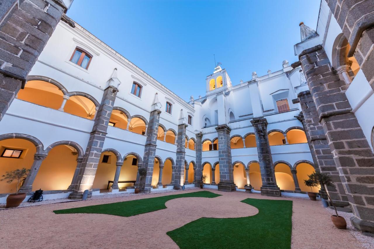 Convento Do Espinheiro, Historic Hotel & Spa Эвора Экстерьер фото The cloister of the monastery
