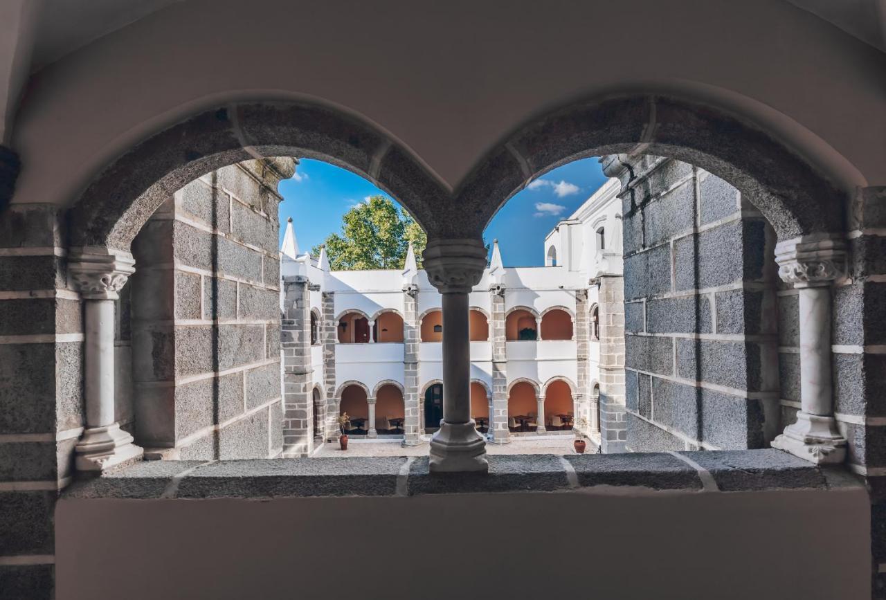 Convento Do Espinheiro, Historic Hotel & Spa Эвора Экстерьер фото The cloister of the monastery