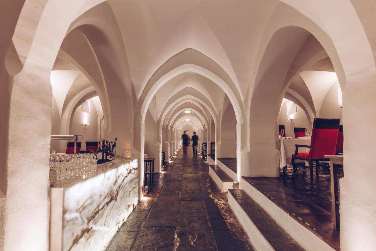 Convento Do Espinheiro, Historic Hotel & Spa Эвора Экстерьер фото The crypt