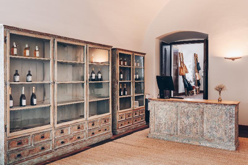 Convento Do Espinheiro, Historic Hotel & Spa Эвора Экстерьер фото Wine shop in the wine cellar